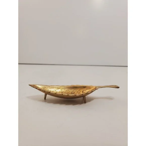 Solid brass vintage floral / flower / plant leaf design tray / ashtray|| India - Picture 3 of 10